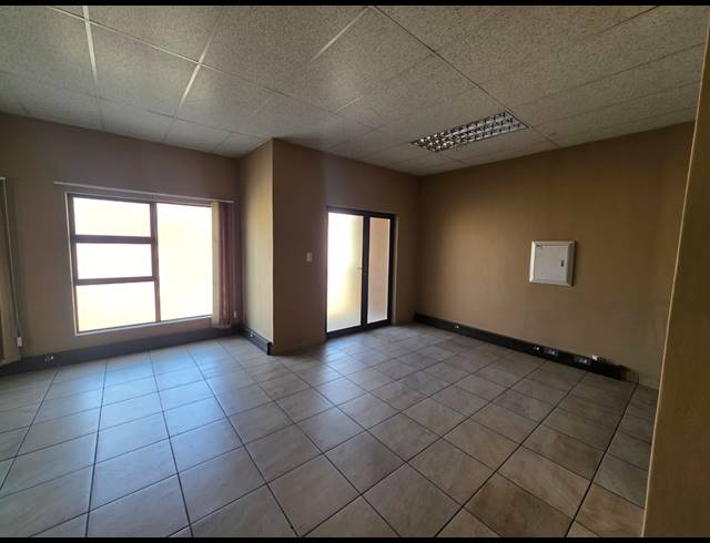 M² WAREHOUSE TO LET IN VAALPARK